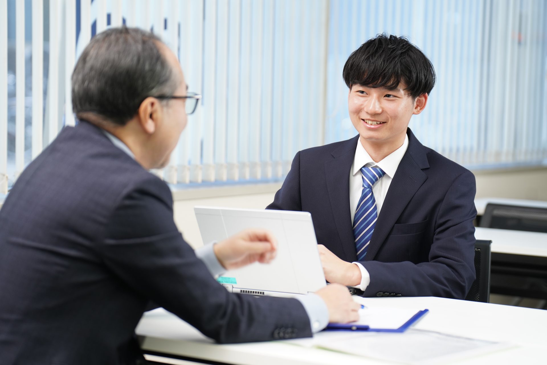 10年平均で就職率98%。かつ専門職就職を実現